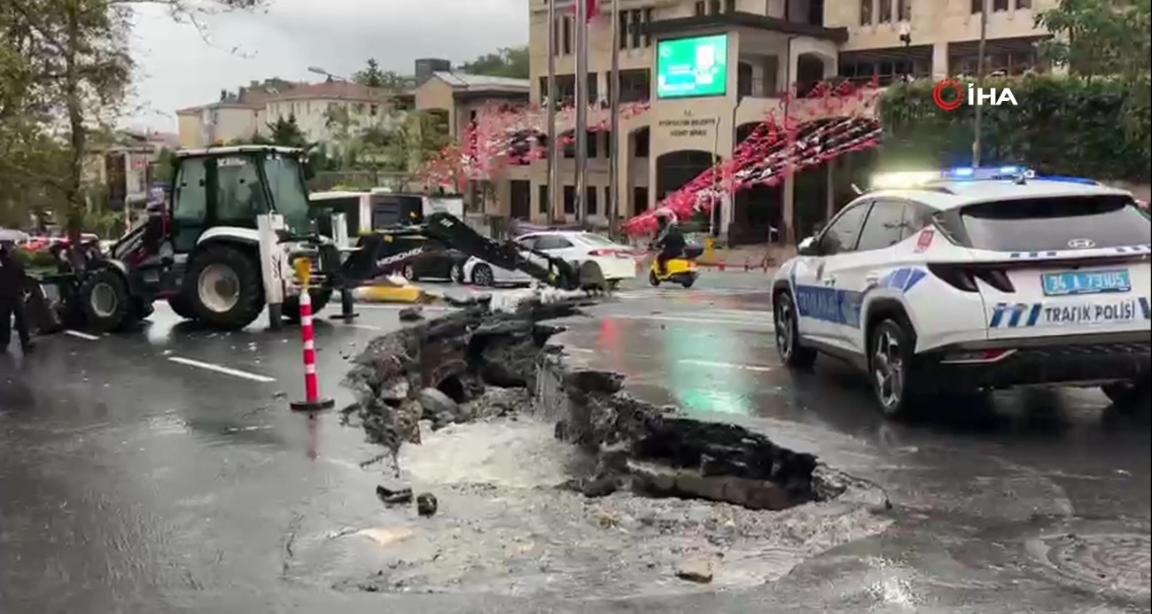Eyüpsultan’da yol çöktü, trafik kilitlendi