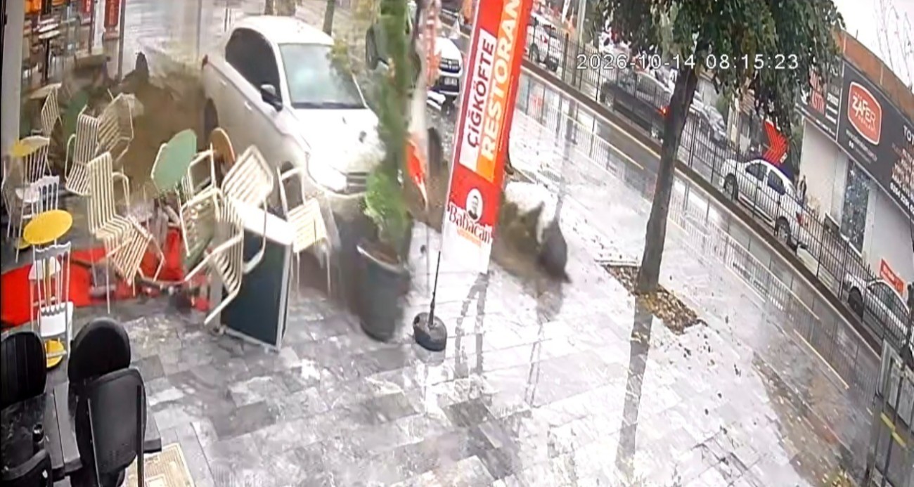 Faciadan saniyelerle kurtuldu: Kontrolden çıkan otomobil ortalığı savaş alanına çevirdi