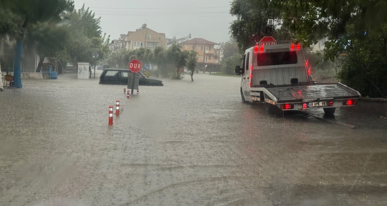 Fethiye’de sağanak etkili oldu, yollar sular altında kaldı