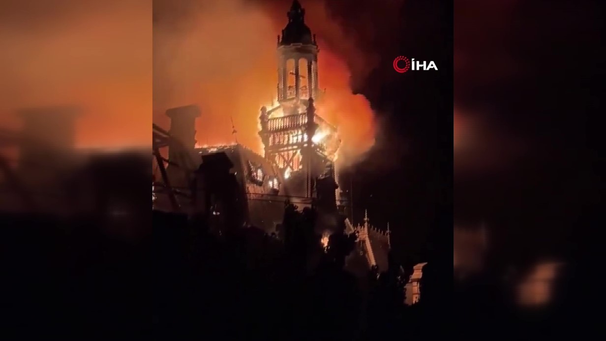 Fransa’da protestolarda kundaklanan 143 yıllık belediye binasının saat kulesi çöktü
