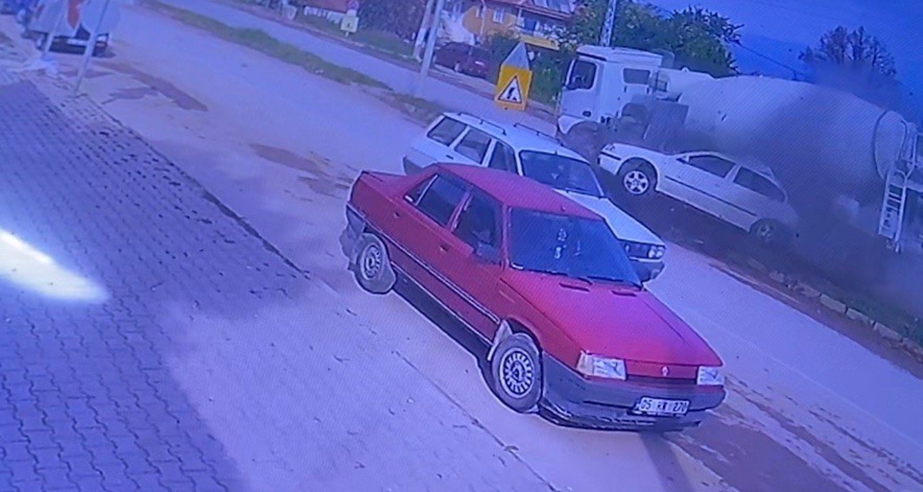 Freni boşalan beton mikseri otomobile çarpıp devrildi: 3 kişinin yaralandığı kaza kamerada
