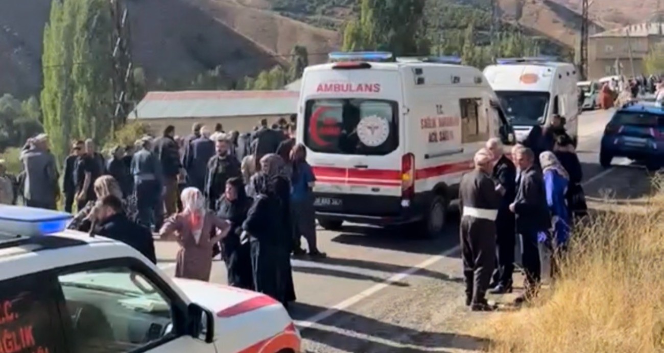 Hakkari’de iki araç kafa kafaya çarpıştı: 1 ölü, 7 yaralı