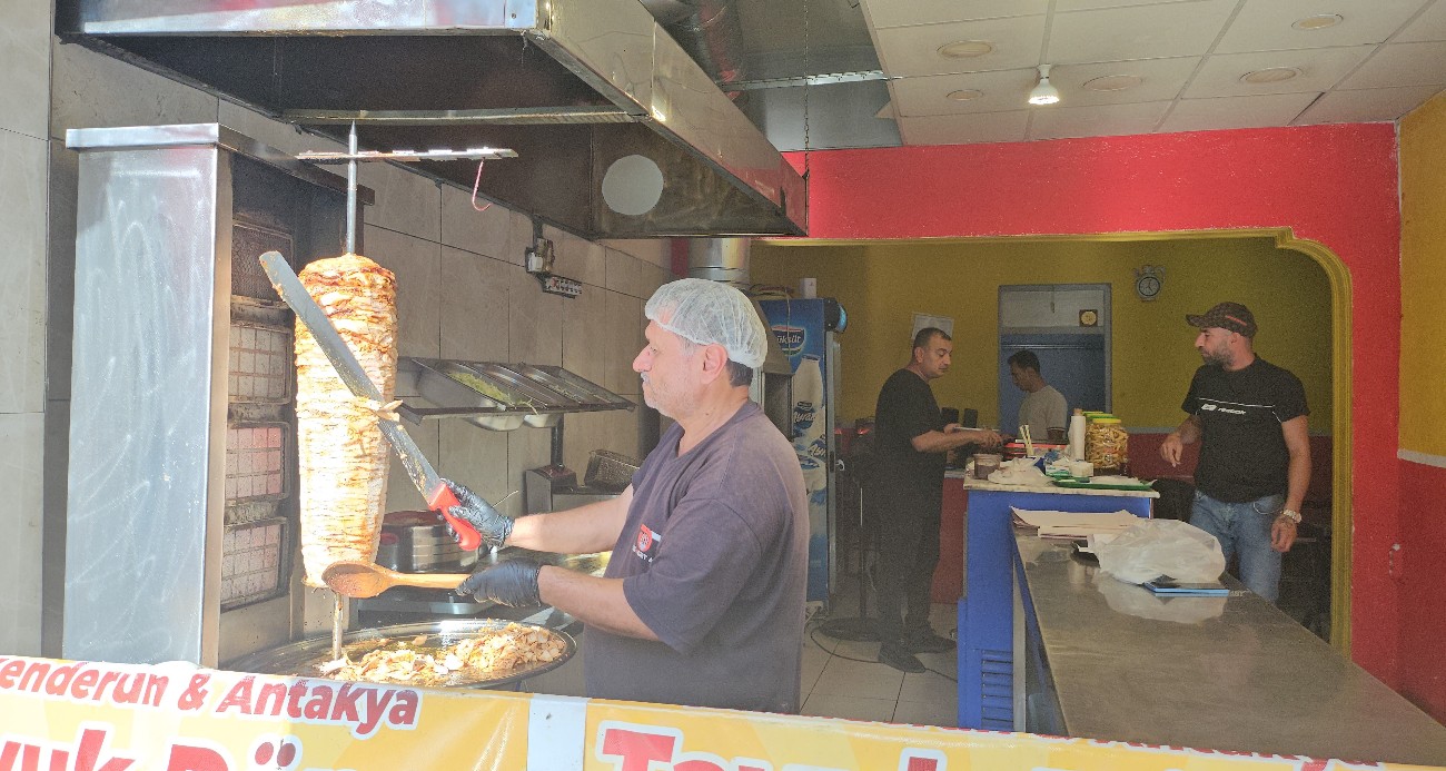 Hatay’da genç girişimci 100 TL’ye döner satıp askıya yemek koyuyor