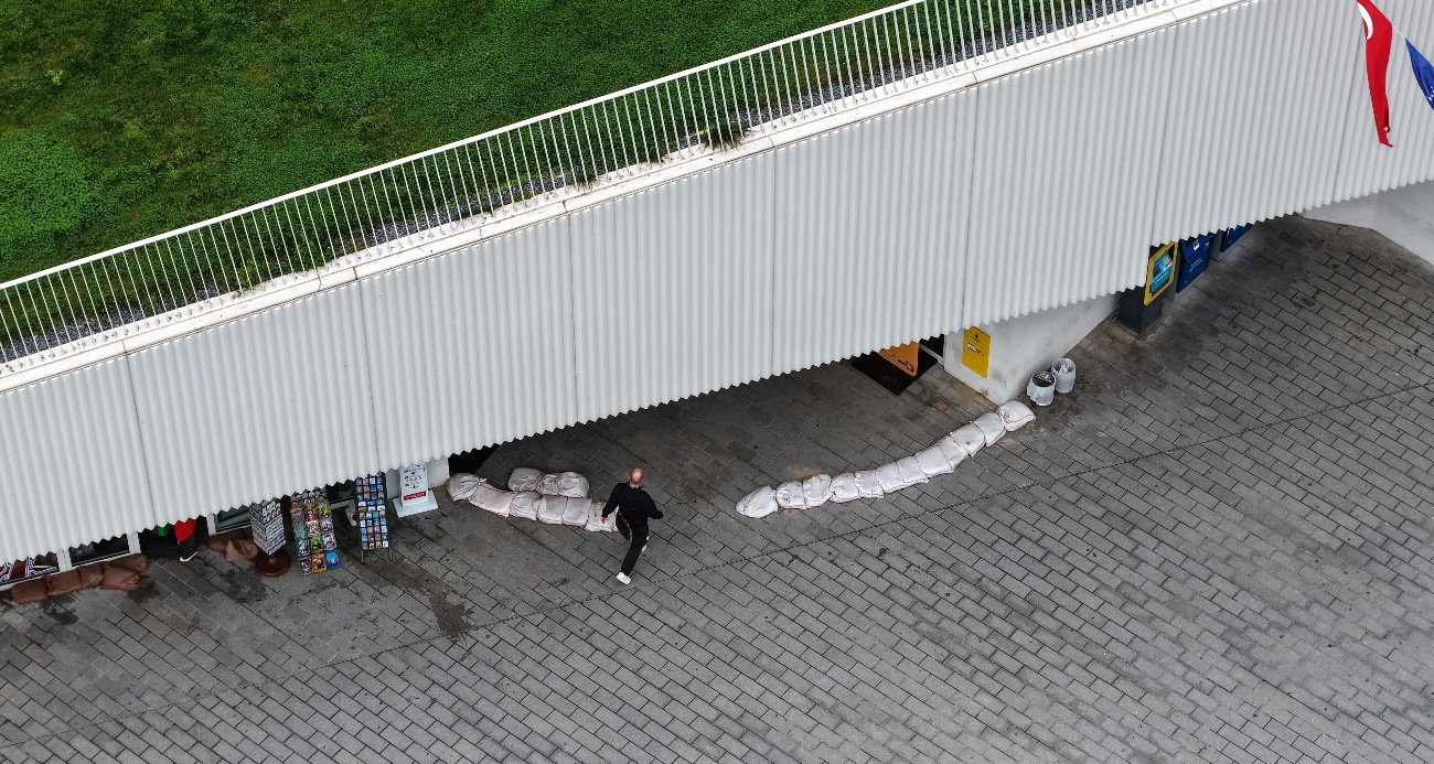 İBB’ye bağlı Kabataş Transfer Merkezi’nde çuvallarla sel önlemi