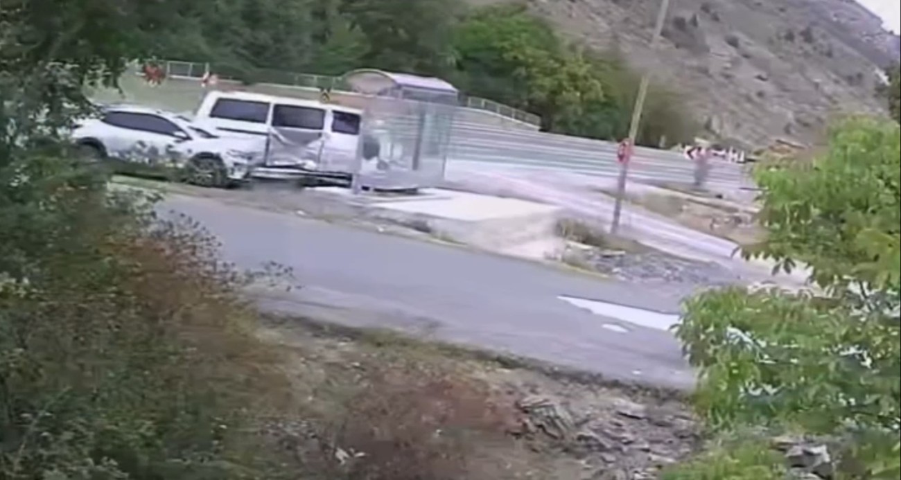 İki aracın arasında kalan kadının ölümden kıl payı kurtulduğu kaza anı kamerada