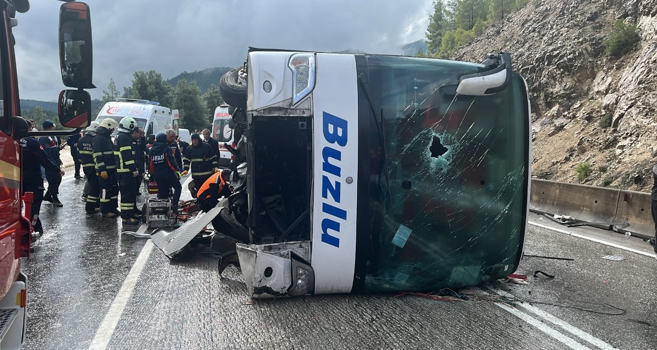 Isparta-Antalya kara yolunda yolcu otobüsü devrildi: 1 ölü, 7 yaralı