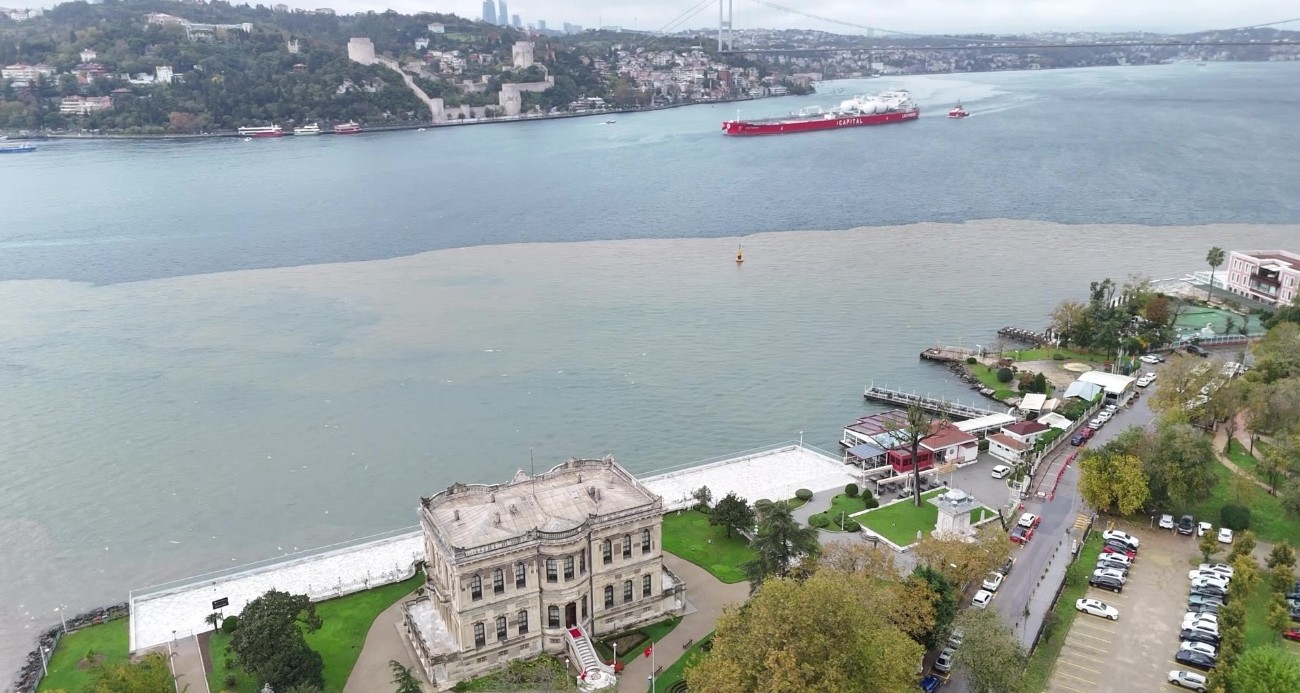 İstanbul Boğazı çamurla kaplandı
