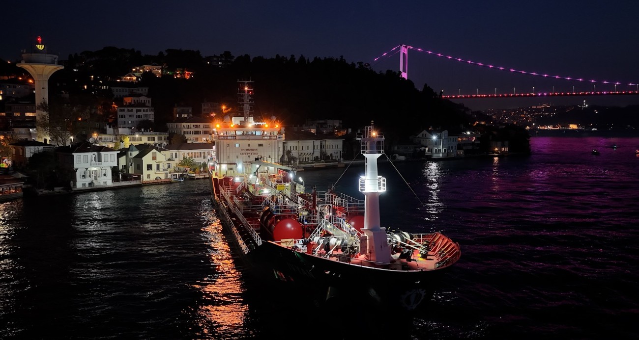 İstanbul Boğazı’nda facianın eşiğinden dönüldü: Kimyasal madde taşıyan tanker kıyıya metreler kala durabildi