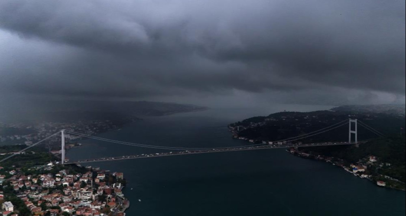 İstanbul’da hava karardı yağmur bulutlarının girişi böyle görüntülendi