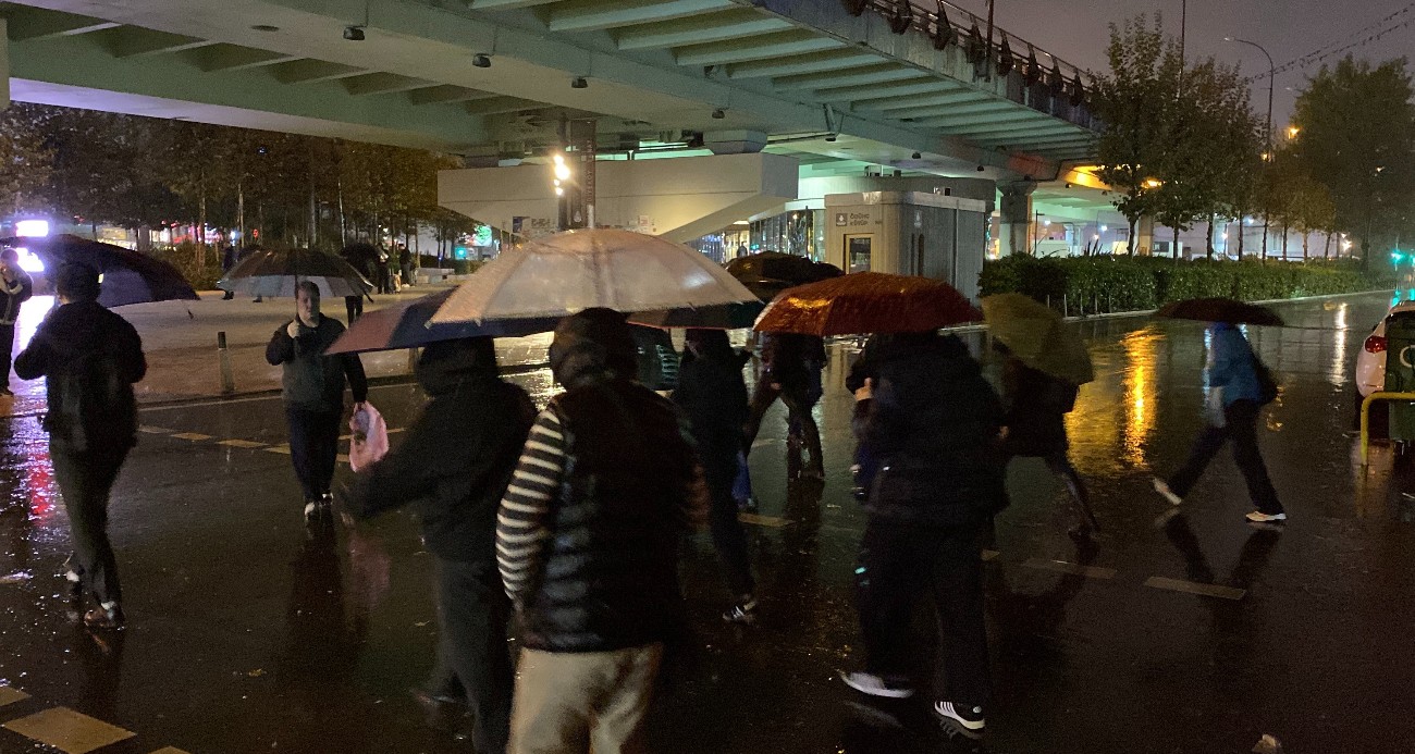 İstanbul’da sabahın erken saatlerinde sağanak yağış etkisini gösterdi
