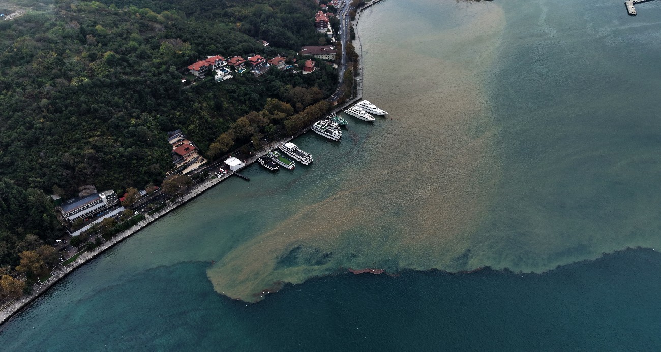 İstanbul’da yağmurun etkisiyle denizin rengi değişti: Boğaz’daki renk değişimi havadan görüntülendi