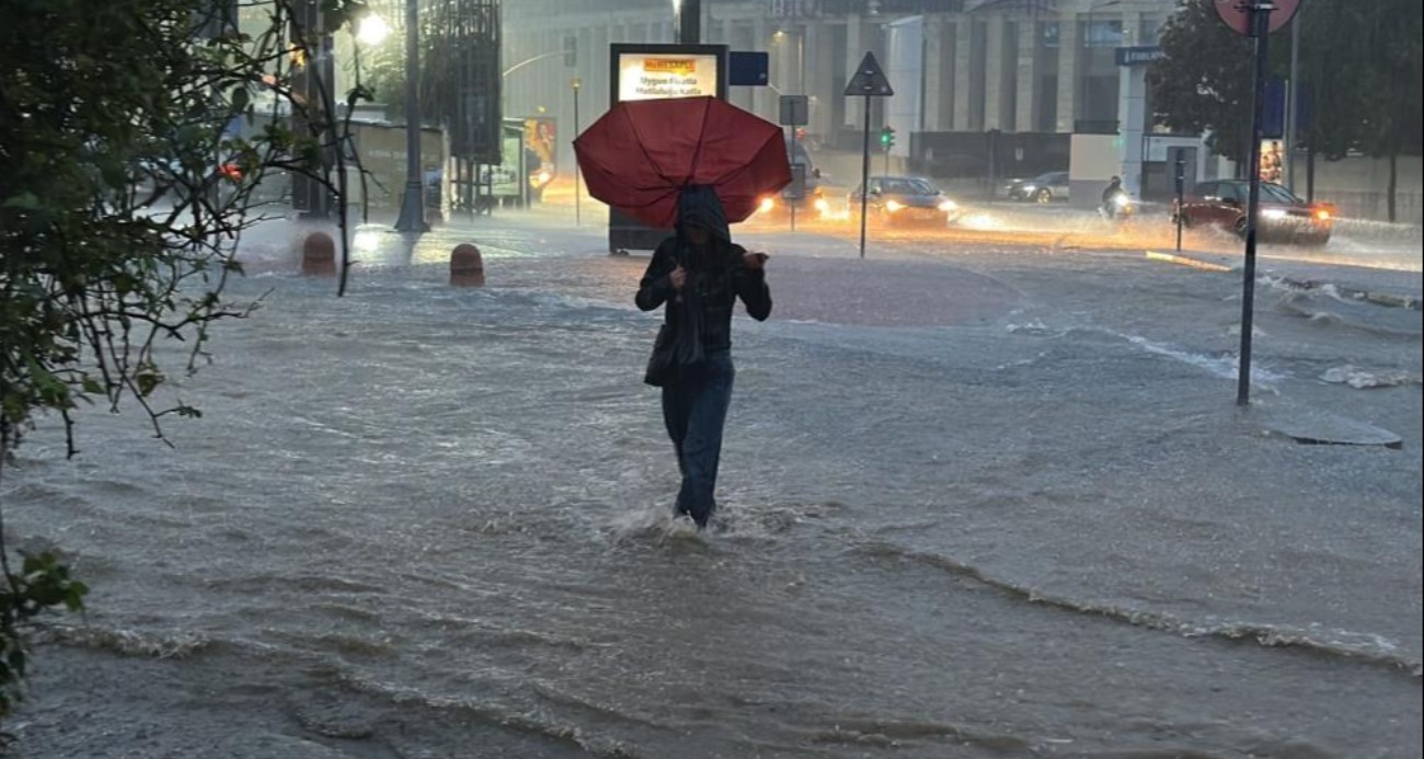 İstanbul’u sağanak ve fırtına vurdu: 2 kişi hayatını kaybetti