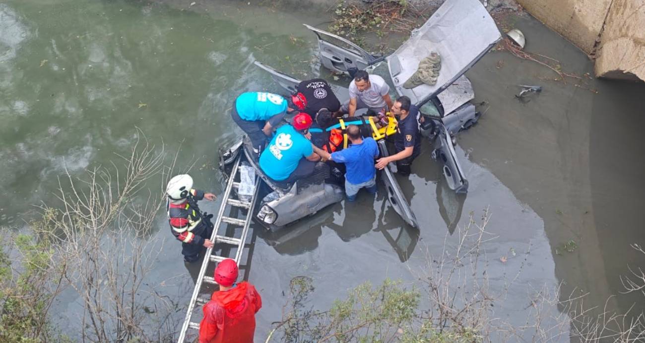 Karacasu’da otomobil kanala uçtu: Yaralılar aracın tavanı kesilerek kurtarıldı