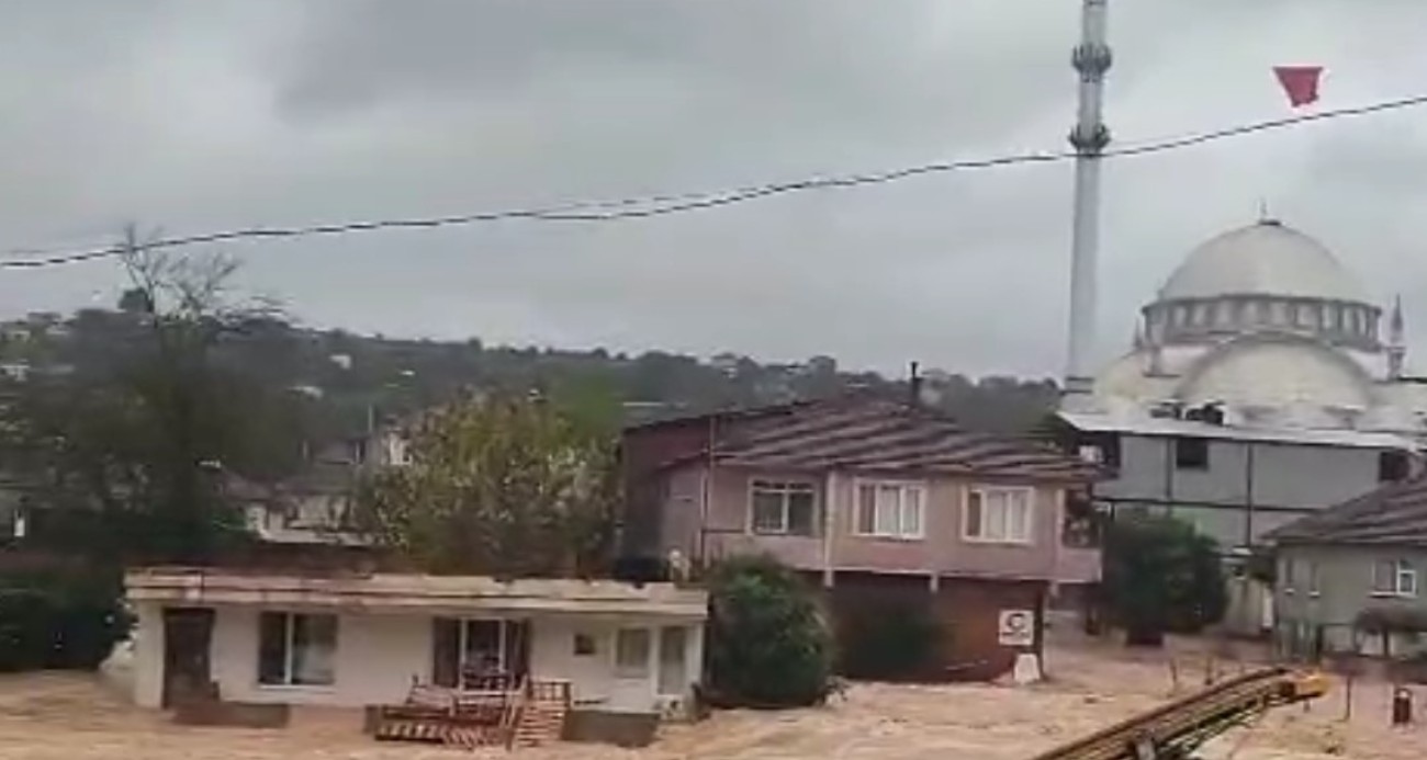 Karasu’da sokaklar göle döndü, evlerin giriş katlarını su bastı