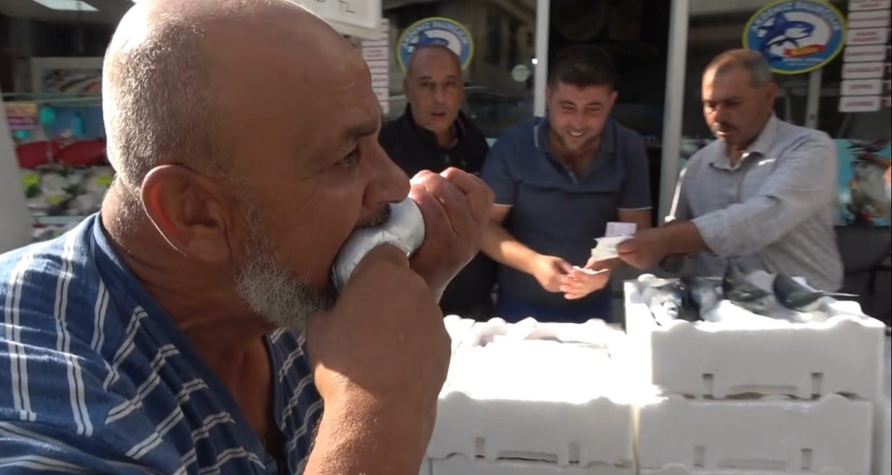 Kilis’te palamut 100 liraya düştü, balıkçı çiğ çiğ yedi