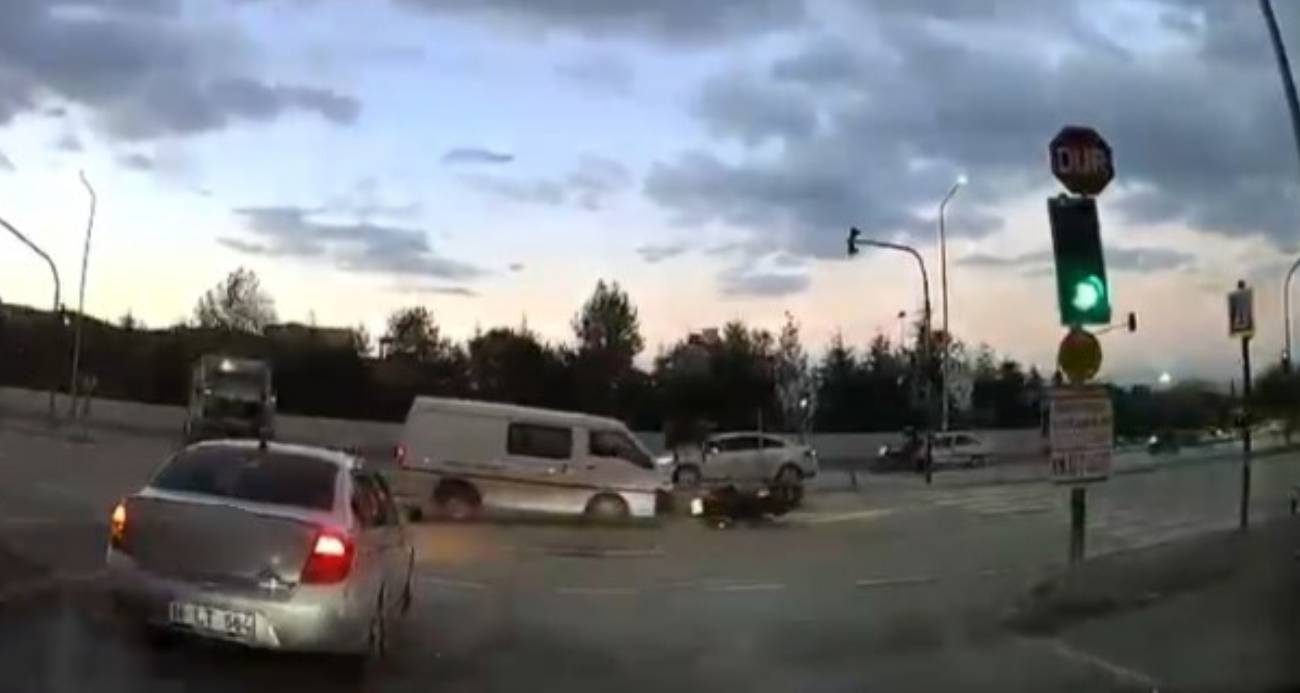 Kırmızı ışıkta geçen kamyonet motosiklete çarptı: Sürücü yerde sürüklendi