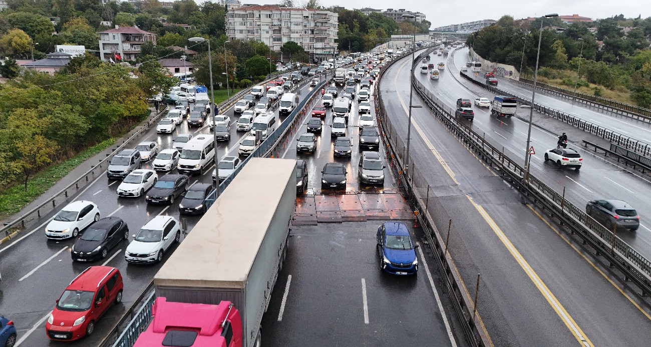 Küçükçekmece’de D-100’e derz kasisi konuldu, yağmurla birlikte trafik durma noktasına geldi