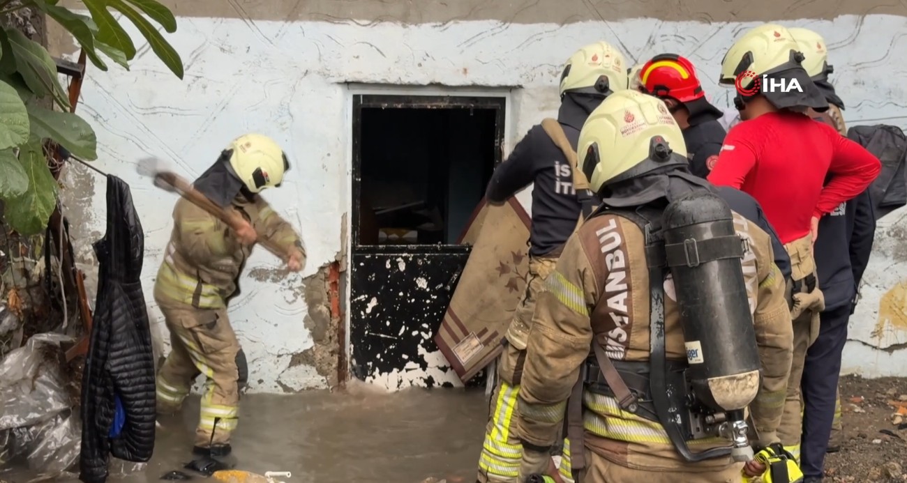 Küçükçekmece’de evi suyu basan adam itfaiye ekipleri tarafından kurtarıldı