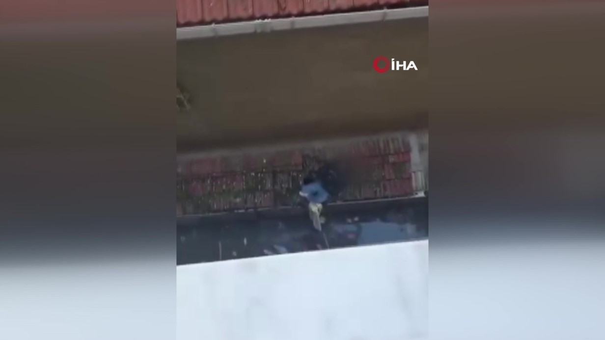 Küçükçekmece’de sarkıttıkları çarşafla pencereden inmeye çalışan 2 çocuk 4’üncü kattan düşerek yaralandı