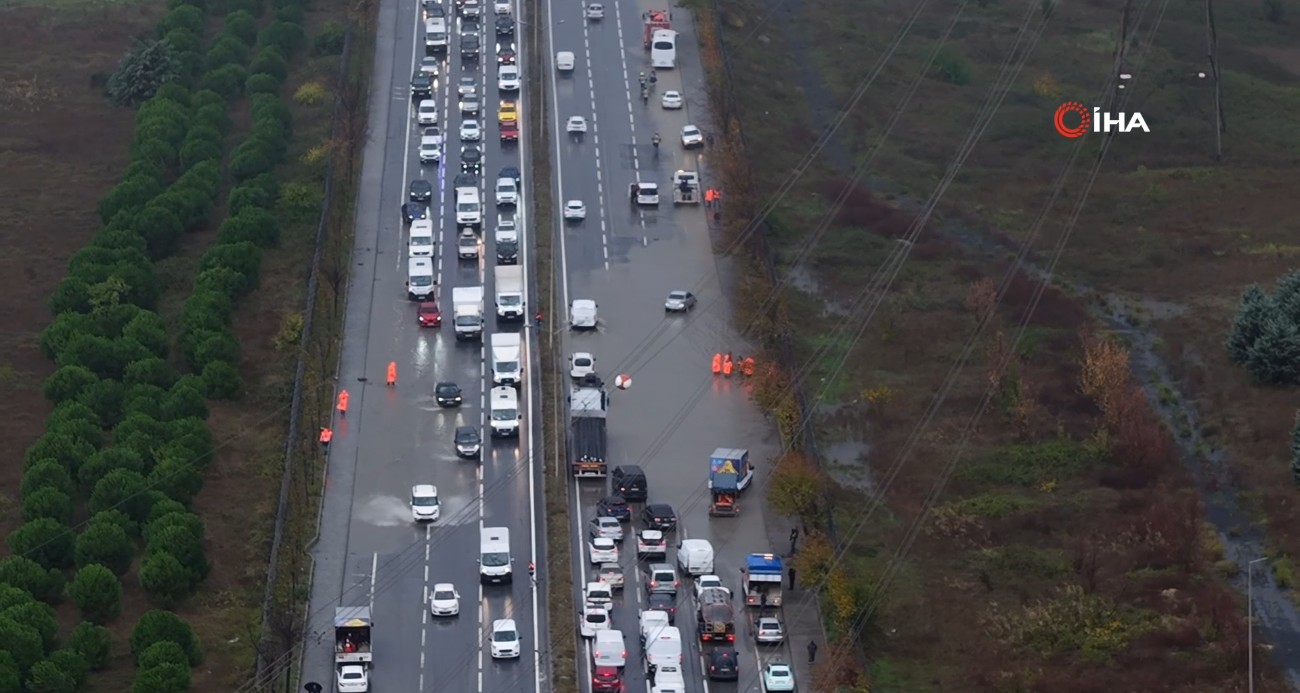 Mahmutbey-Habipler yolunda su baskını: Adeta trafik durdu