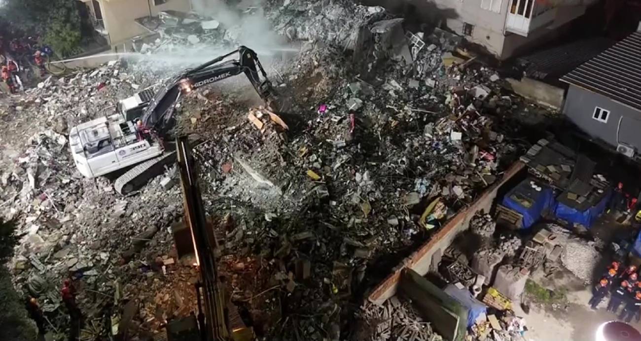 Maltepe’de enkazdaki çalışmalar dronla görüntülendi