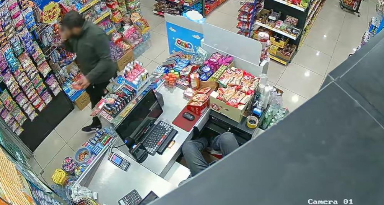 Marketçi uyudu, elini kolunu sallaya sallaya çaldı: O anlar kamerada
