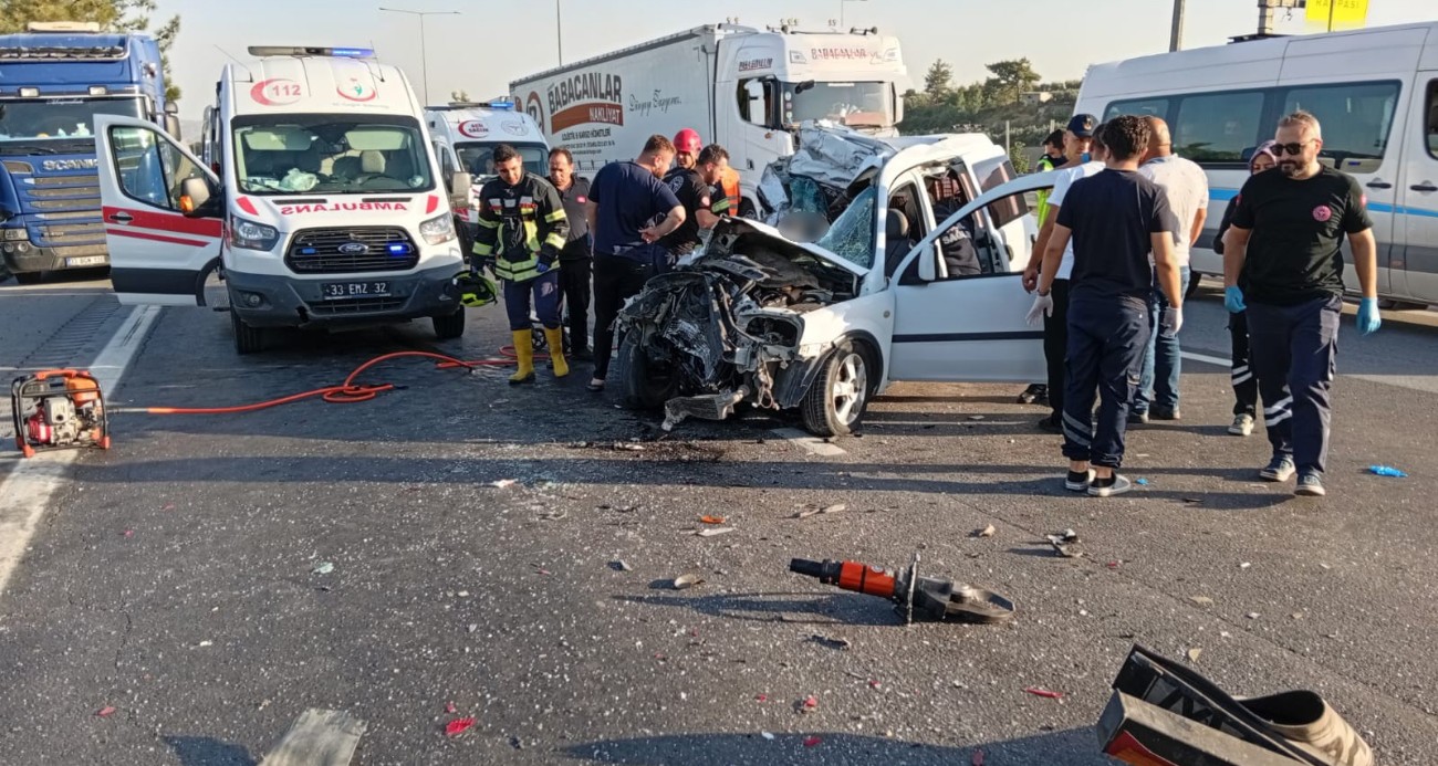 Mersin’de otomobil çekiciye arkadan çarptı: 2 ölü, 1 yaralı