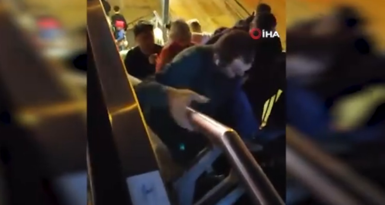 Metrobüs durağında çalışmayan asansör tepkisi: Engelli vatandaşı merdivenlerden taşıdılar