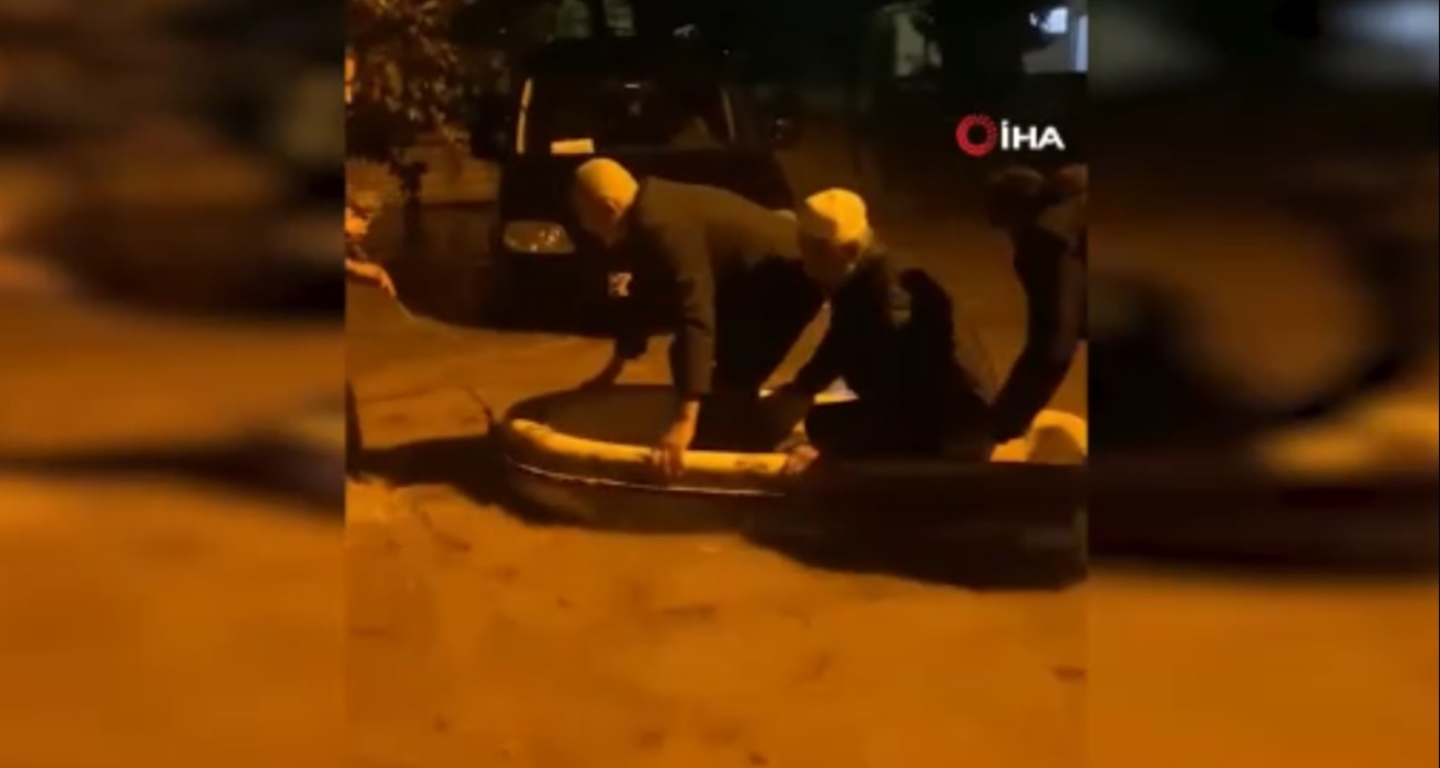 Namaz sonrası camide mahsur kalan imam ve cemaat botla taşındı: O anlar kamerada