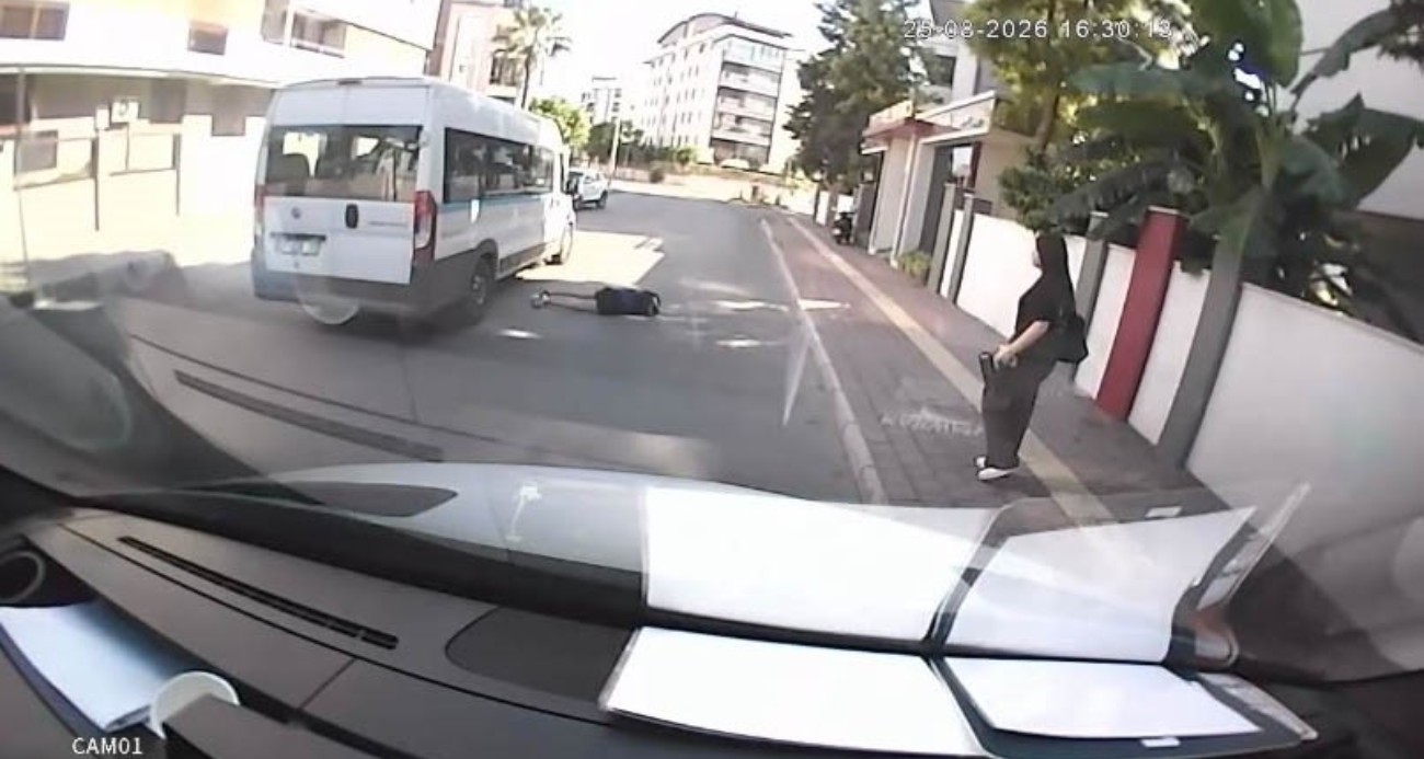 Okul servisinden indi, yolun karşısına geçerken başka servisin çarpmasıyla hastanelik oldu