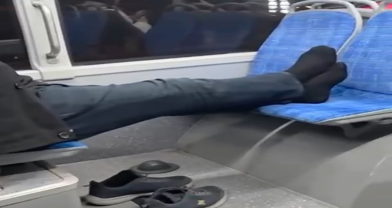 Otobüste ayakkabılarını çıkarıp seyahat etti, rahatlığı pes dedirtti