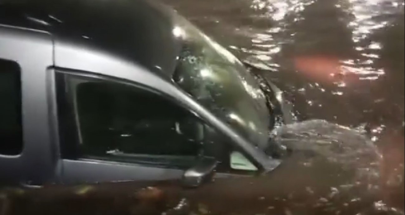 Pendik’te alt geçidi su bastı, sürücü ve kızı mahsur kaldı