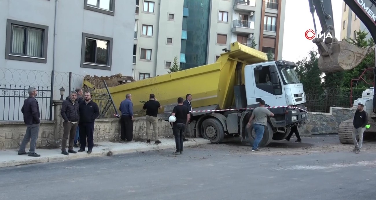 Pendik’te hafriyat kamyonu binaya çarptı: 1 yaralı
