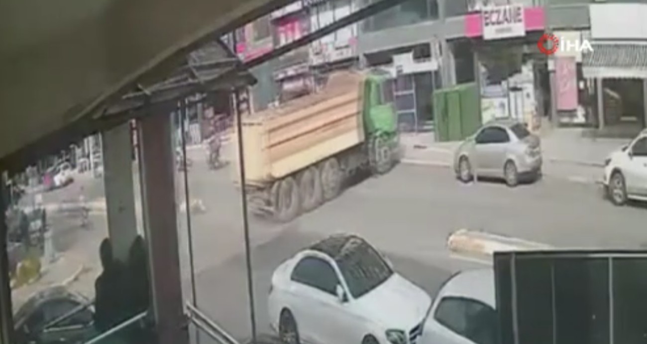 Pendik’te hafriyat kamyonun eczaneye daldığı anlar kamerada