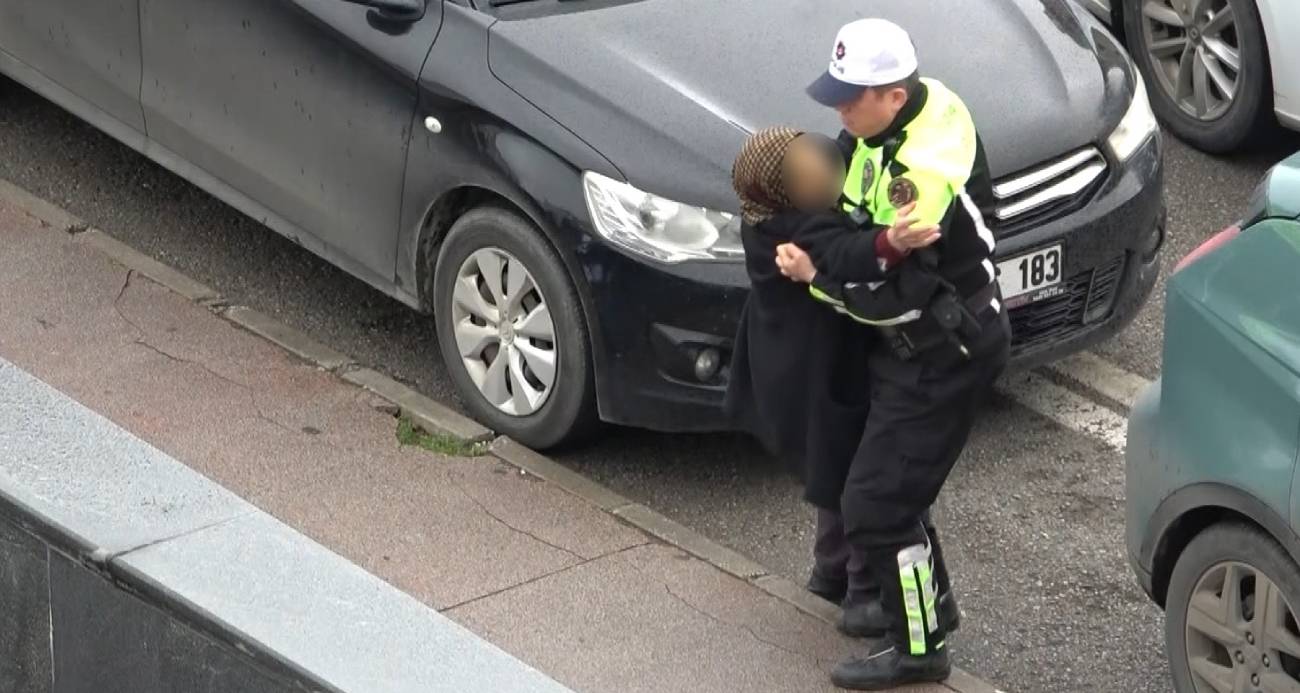 Polisin yaralı kadına yardımı yürekleri ısıttı: Kaldırıma taşıdı, ıslanmasın diye yelekle korudu