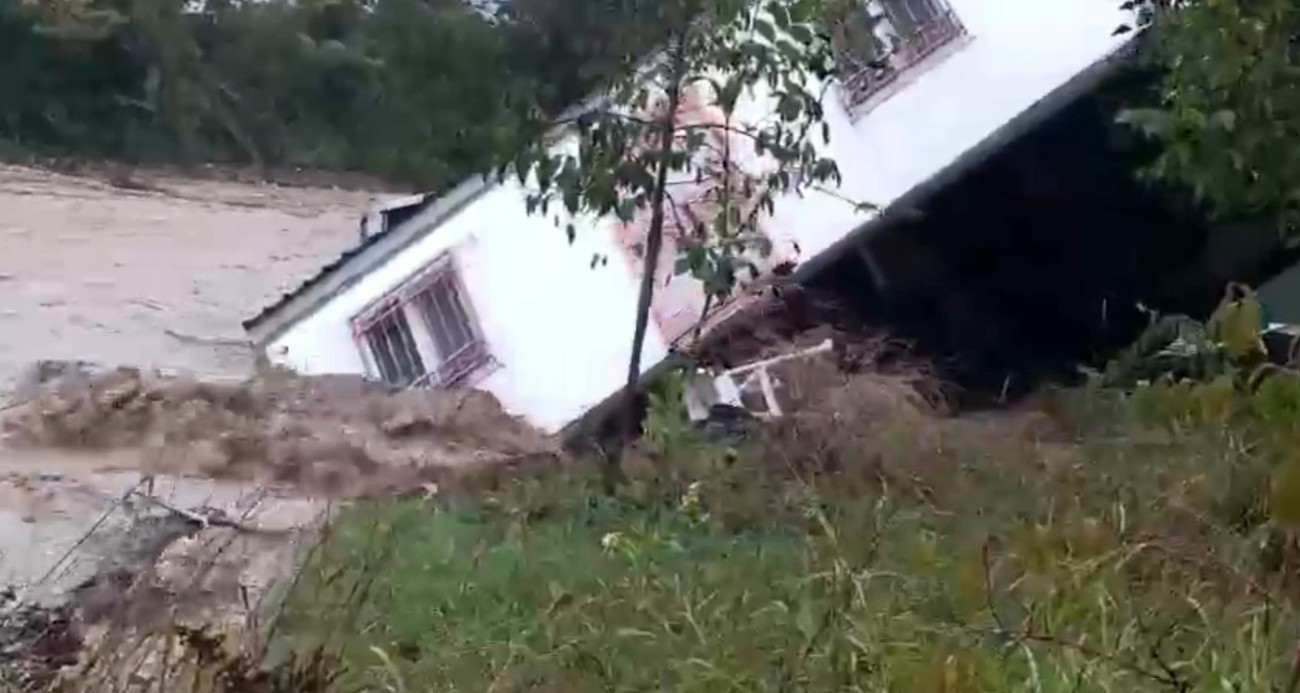 Sakarya’da sel sularına kapılan evler böyle sürüklendi: Evdekiler son anda kurtuldu