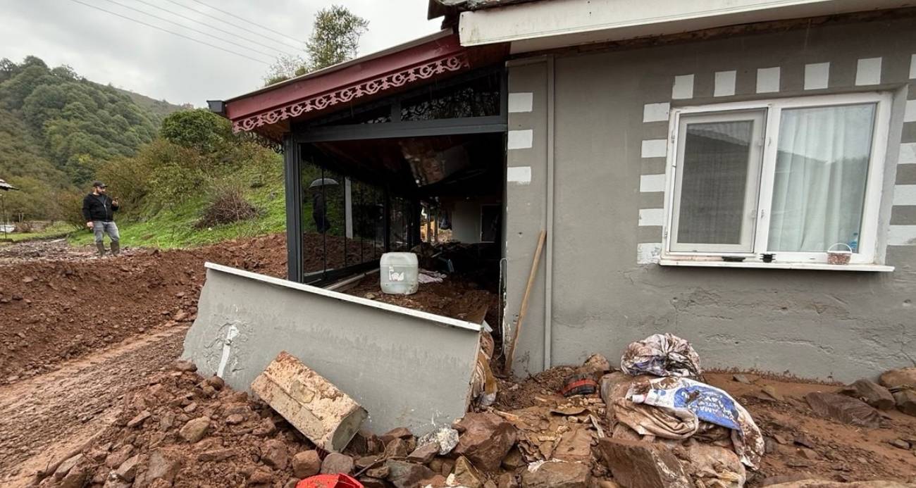 Sakarya’da sel ve heyelan bir evi yıktı, eşyalar çevreye savruldu