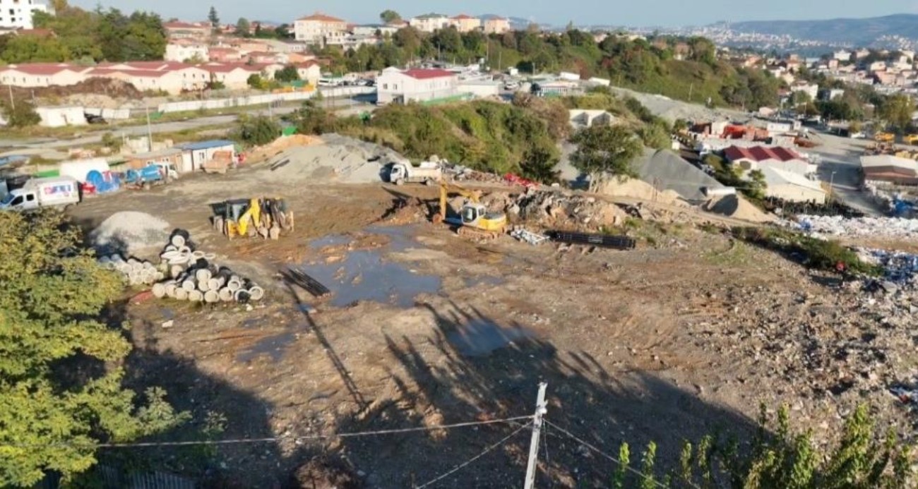 Sarıyer’de araziye atık dökülmesi vatandaşı çileden çıkardı, İSKİ’ye tepki: “Camları açamıyoruz; yazıklar olsun”