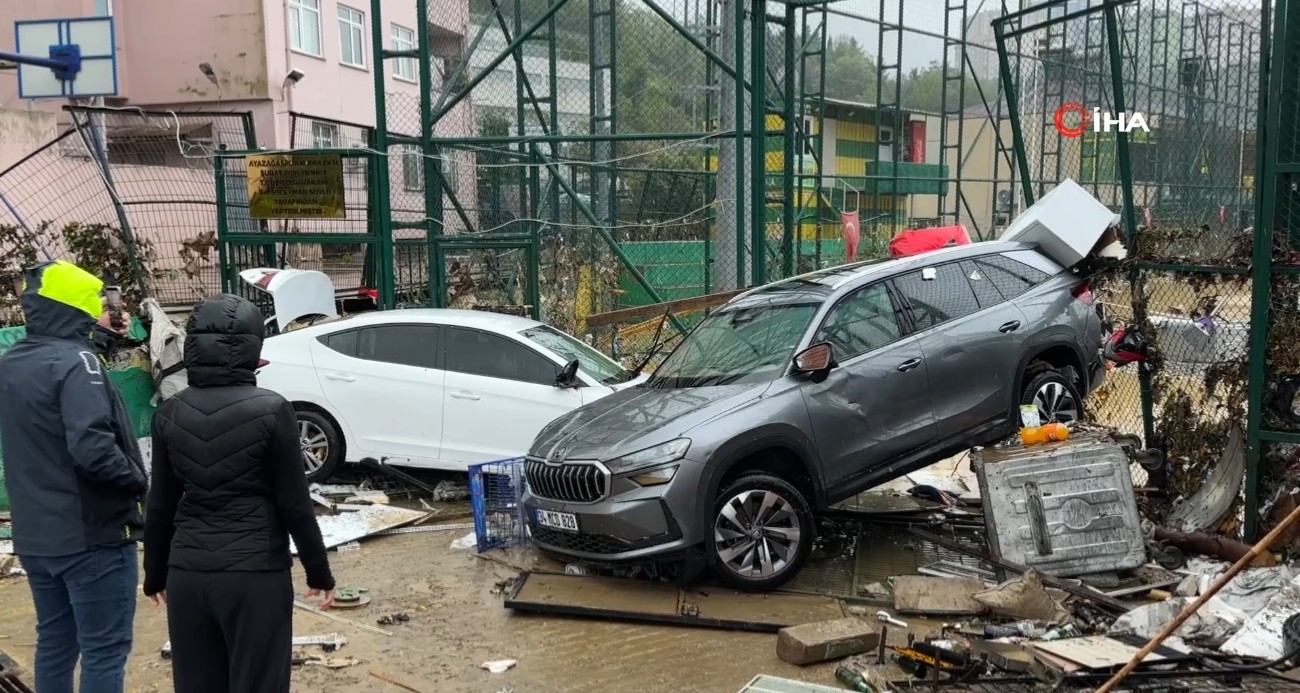 Sarıyer’de sel felaketi: Yollar göle döndü, araçlar üst üste yığıldı