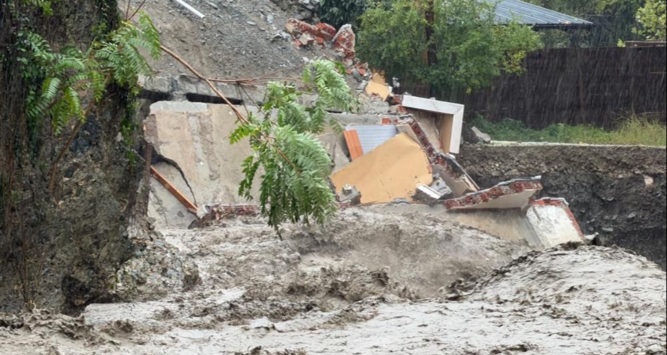 Sel suları dere kenarındaki evi böyle yıktı