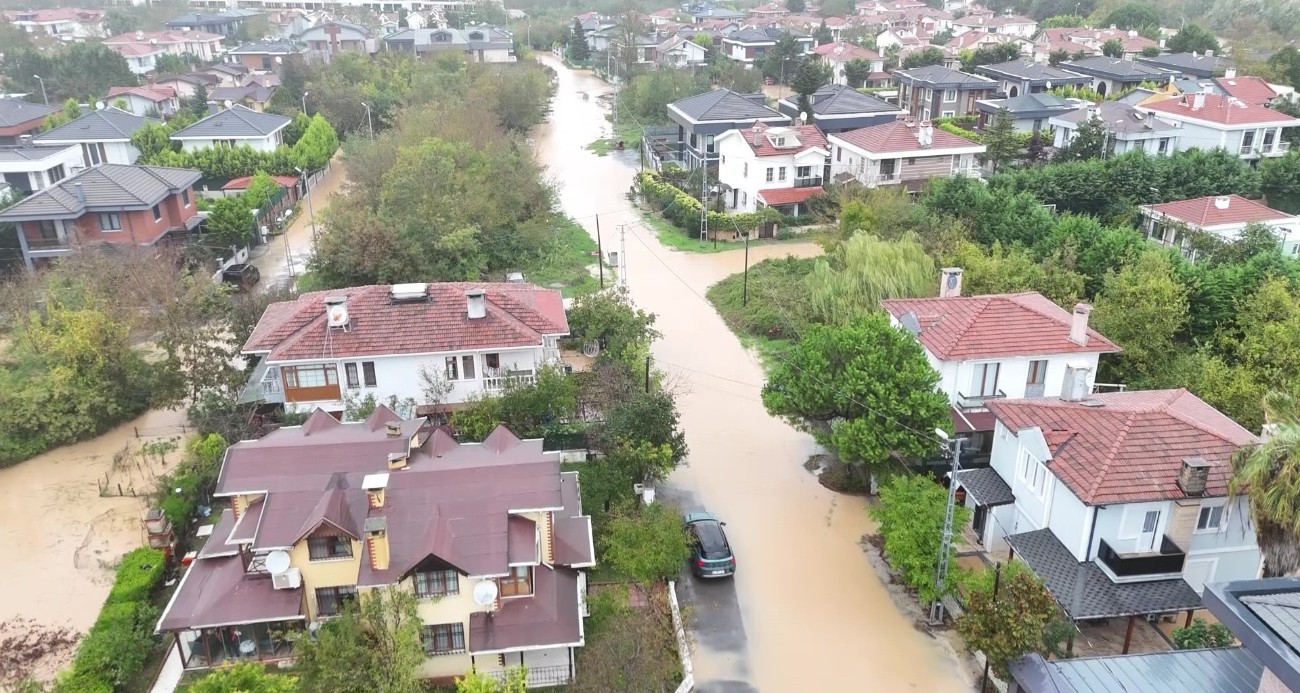 Şile’de sağanak yağış sonrası sokaklar göle döndü