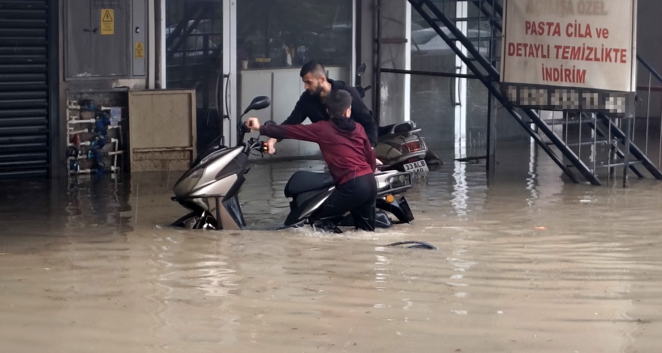 Silifke sele teslim: Dereler taştı, araçlar sular altında kaldı
