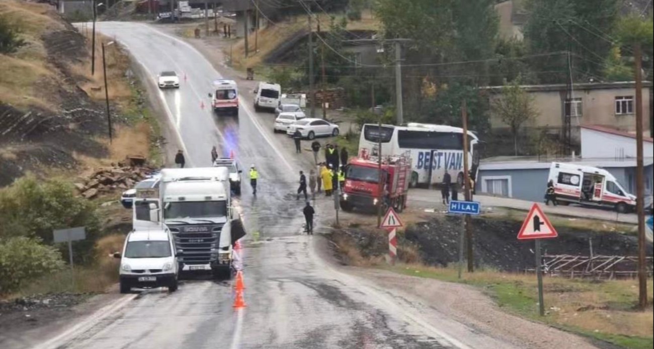 Şırnak’ta otobüs ile tır çarpıştı: 1 ölü, 15 yaralı