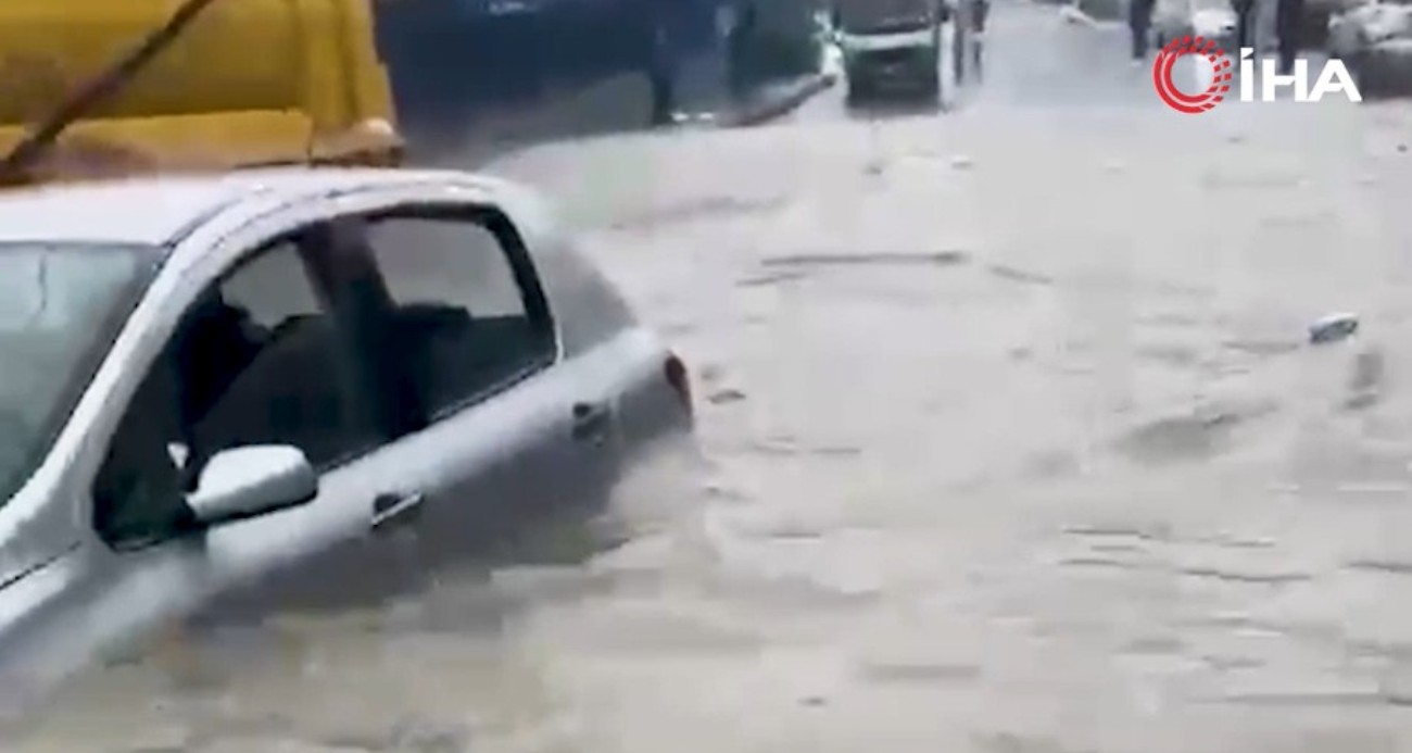 Su baskının ilk anları kamerada: Araçlar böyle sürüklendi