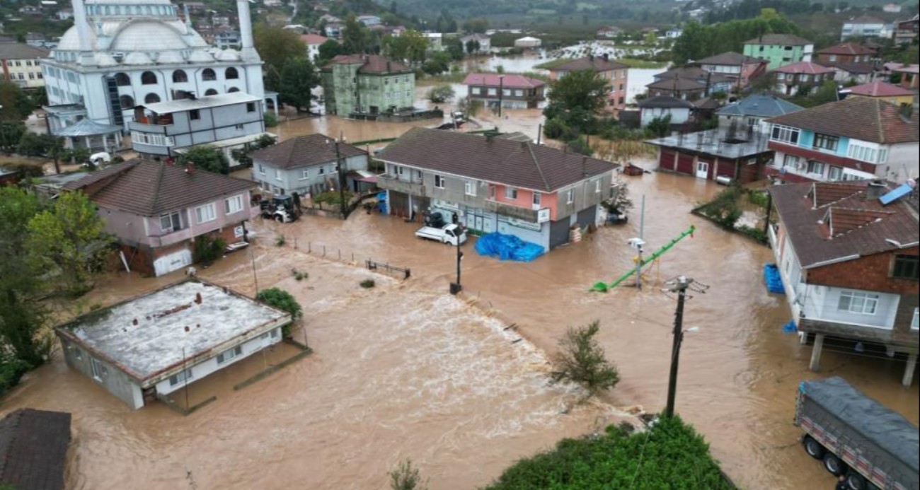 Sular yükseldi, mahalle göle döndü: Eğitime bir gün ara verildi