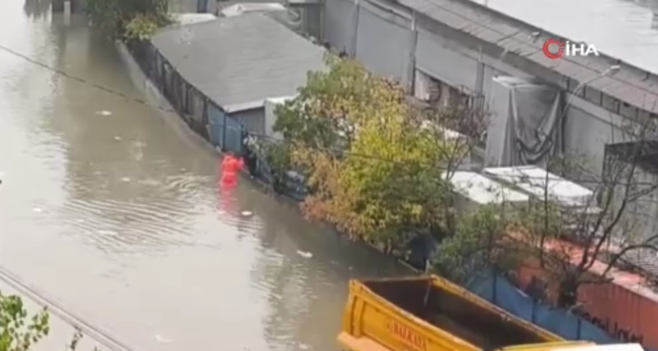 Sultangazi’de su baskını: Duvarın üzerinde yürüyen öğrenciyi sırtına alarak kurtardı