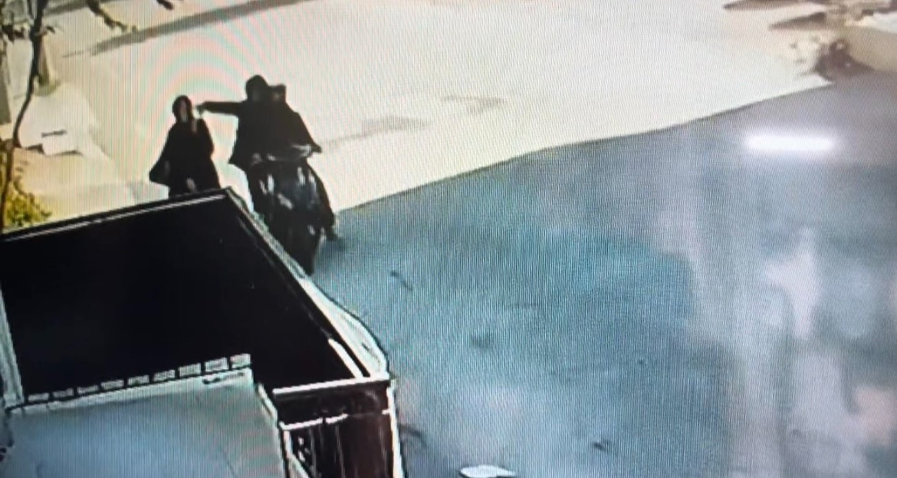 Telefonla konuşurken kapkaça uğradı : O anlar kamerada