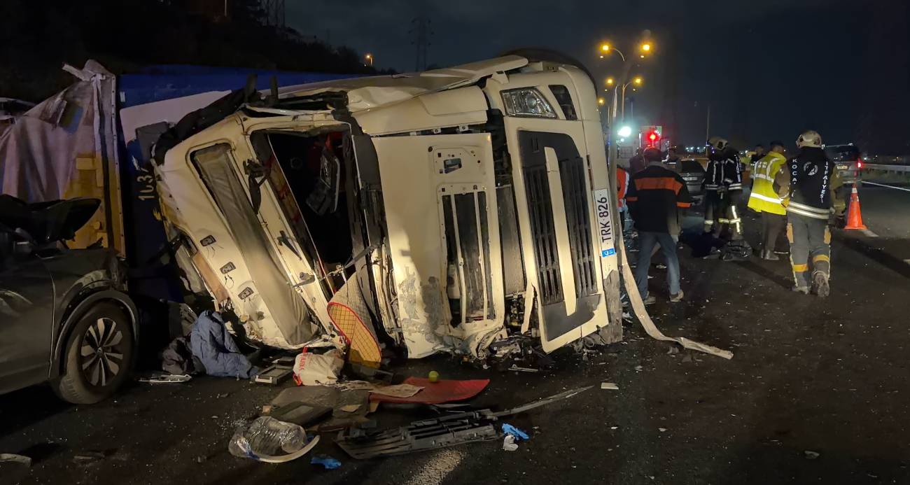 TEM’de feci ölüm: Kullandığı tırın altında kalan sürücü hayatını kaybetti, 2 yaralı