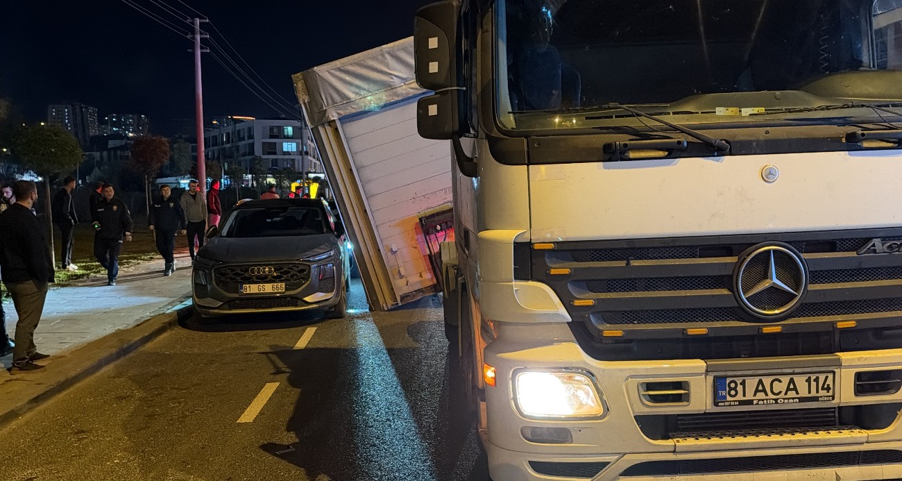 Tırın kafasından ayrılan dorse yola devrildi: 3 araç kıl payı kurtuldu
