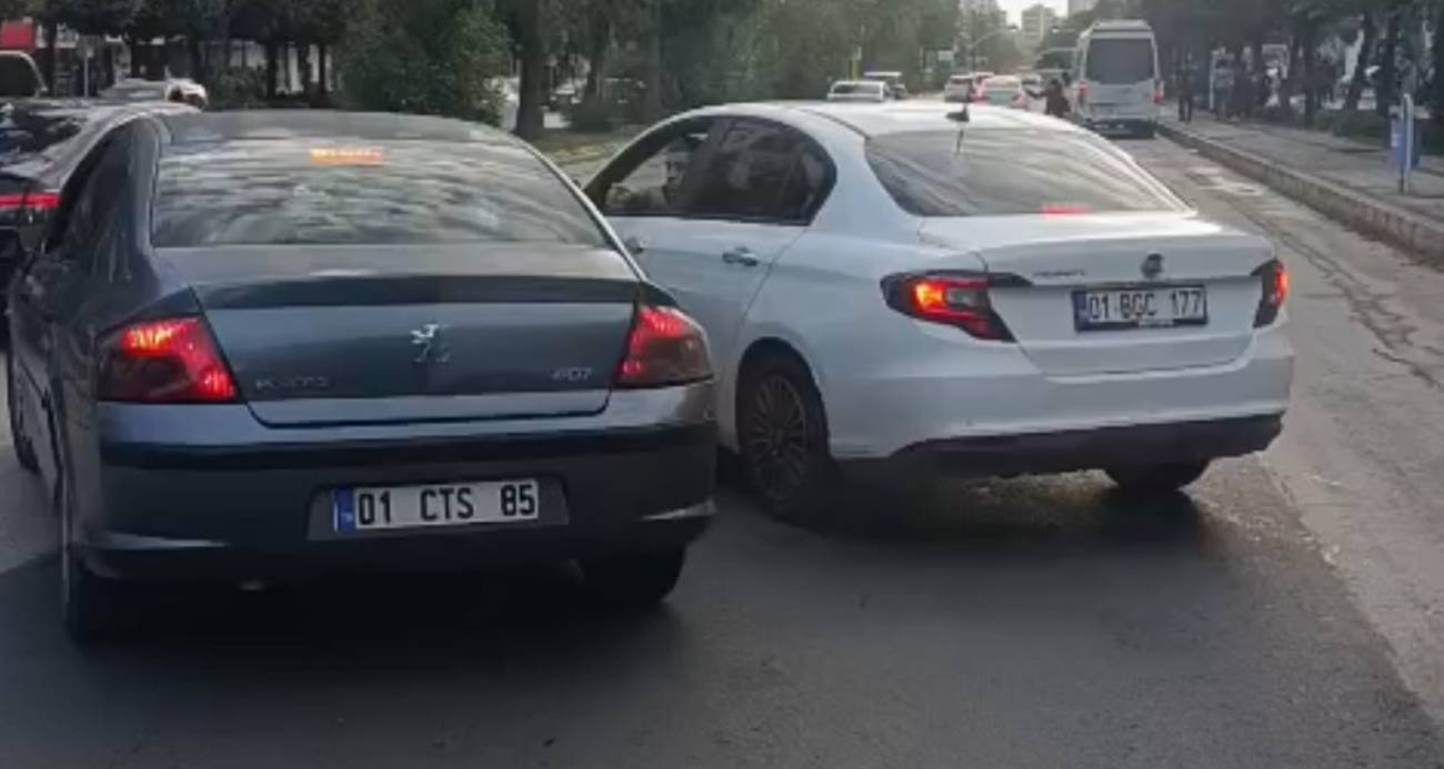 Trafikte tartışan iki sürücü, 180 bin liralık cezayı yememek için araçlarından inmedi